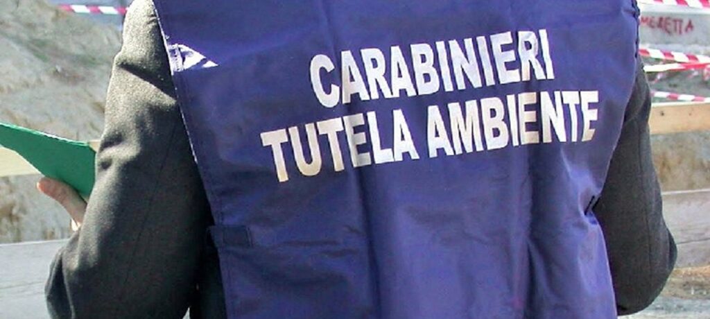 Attività di un'autocarrozzeria sospesa dai carabinieri per reati ambientali