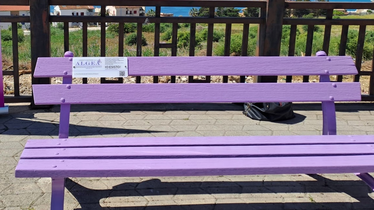Atto di vandalismo sulla panchina viola dell'Algea in via Allende