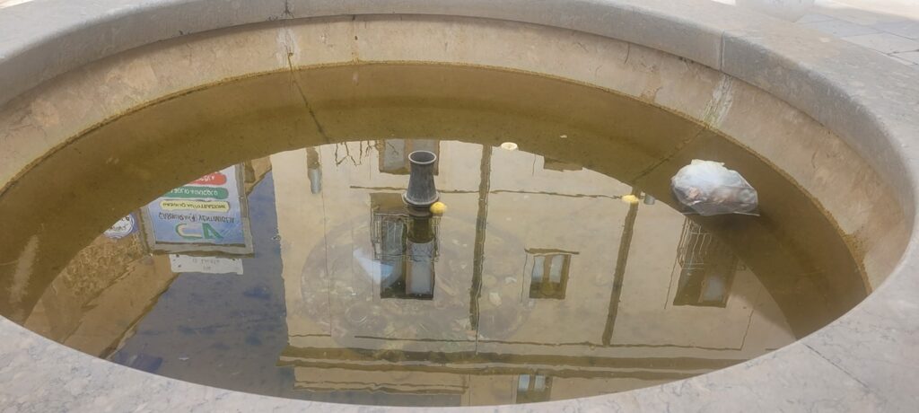 Inciviltà senza fine: rifiuti dentro la fontana di piazzetta San Vito