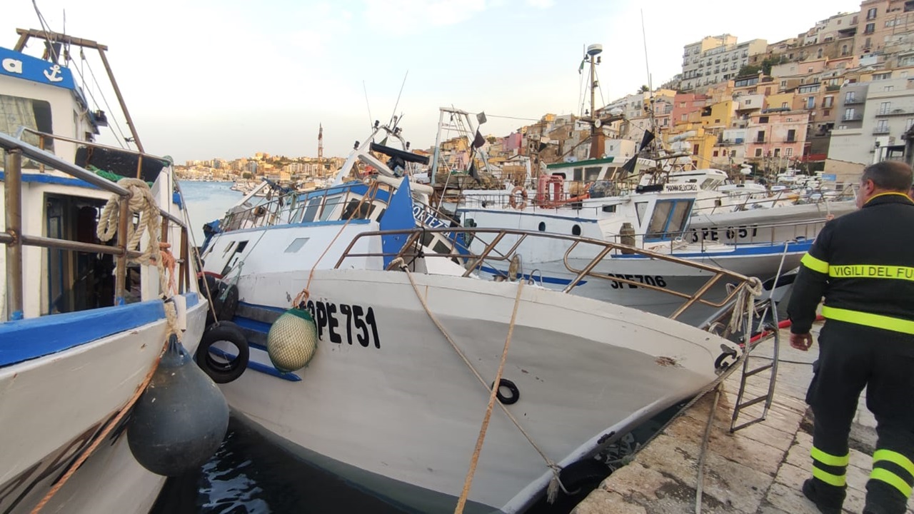 Peschereccio rischia di affondare nel porto di Sciacca