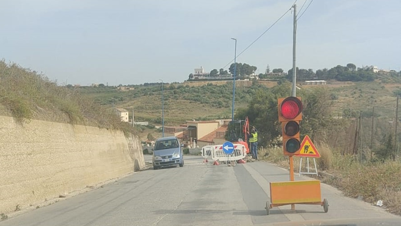 Via San Marco, lavori per riparare la vistosa perdita idrica