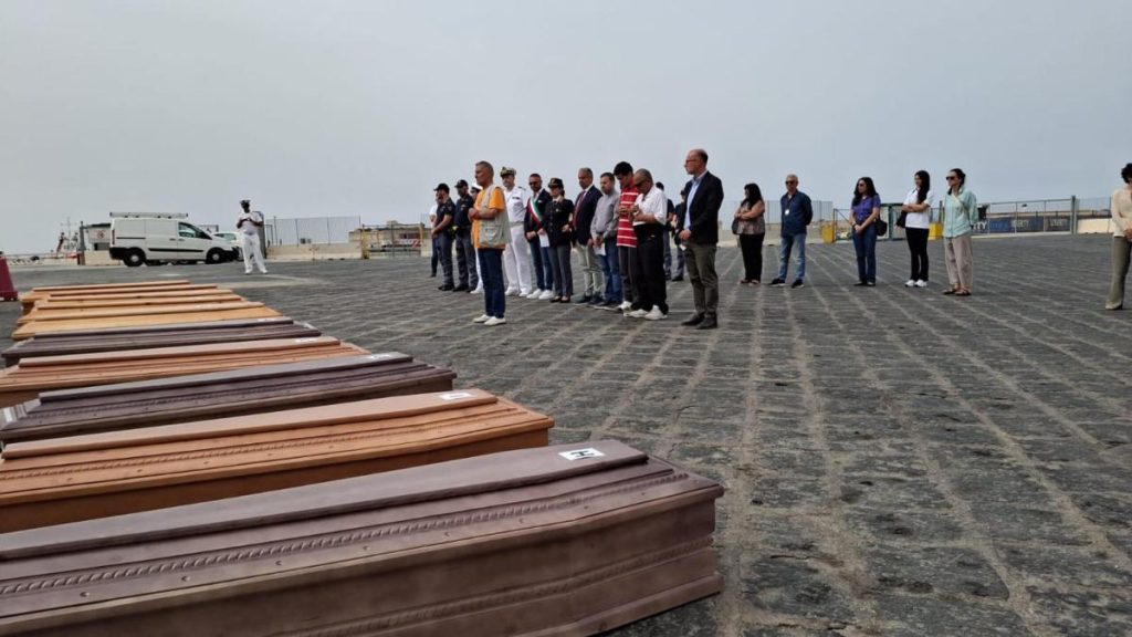 bare spiaggia migranti 2024