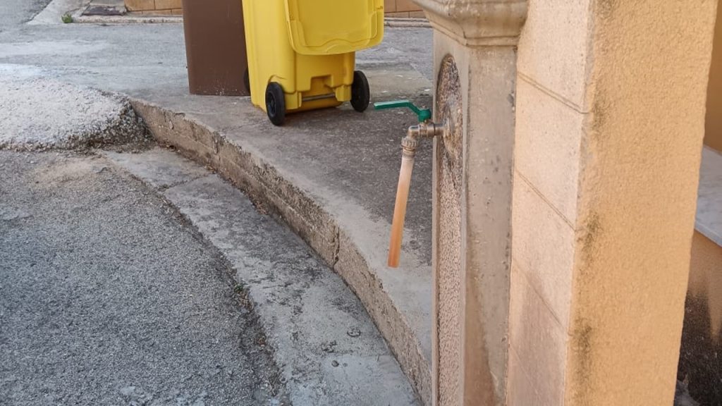 Cimitero rubinetto acqua a secco