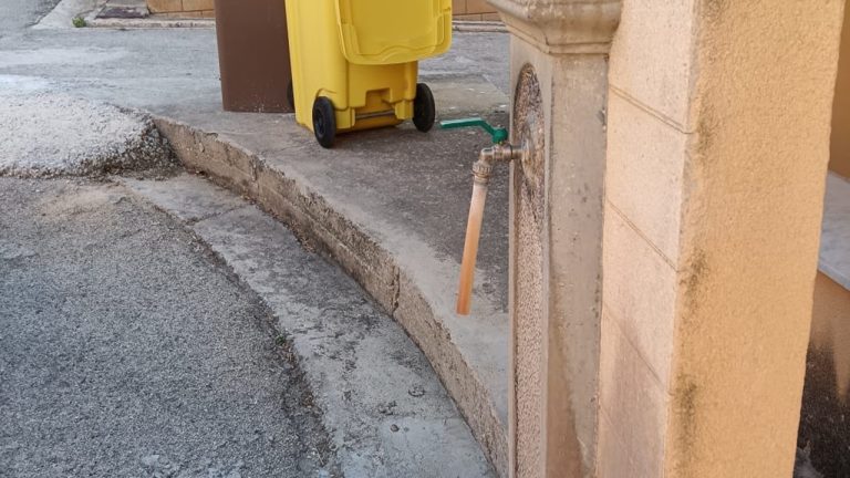 Cimitero rubinetto acqua a secco