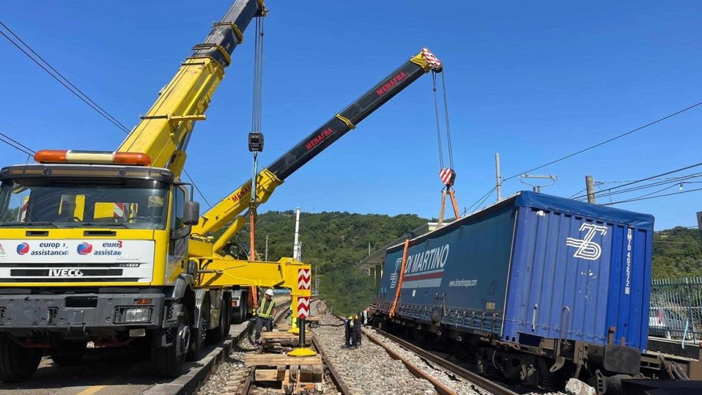 Treno-merci-Centola-rimozioni-carri