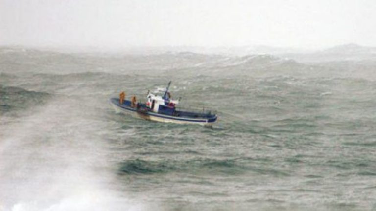 peschereccio mare mosso