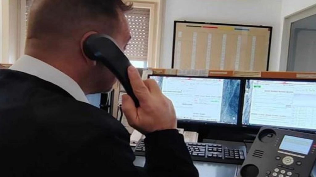 carabiniere al telefono