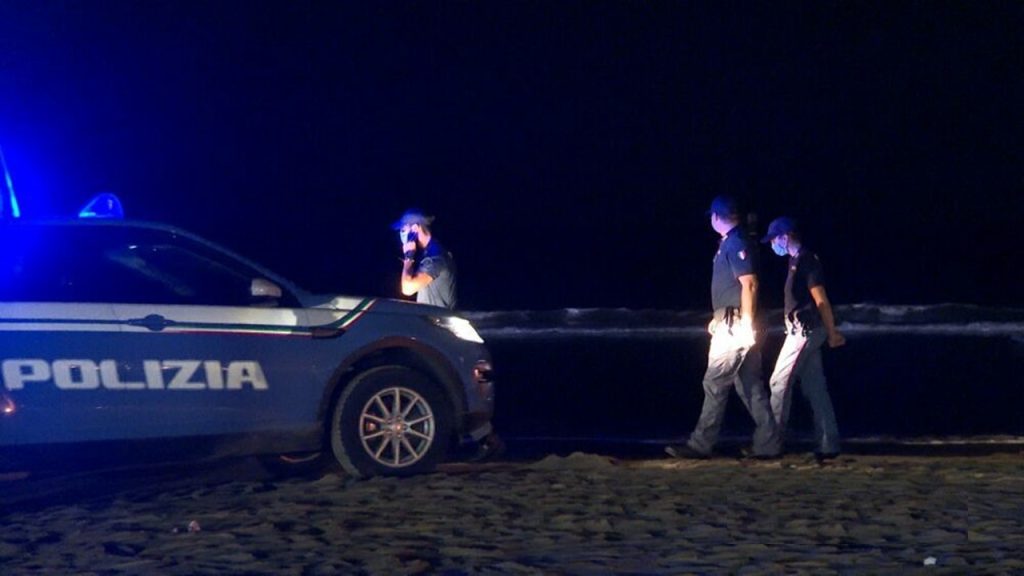 polizia controlli spaggia notte