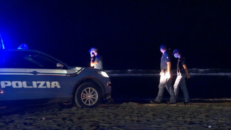 polizia controlli spaggia notte