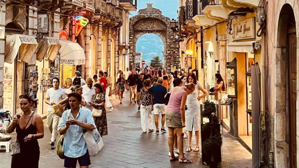 taormina-corso-umberto-turisti-scaled-1280x720