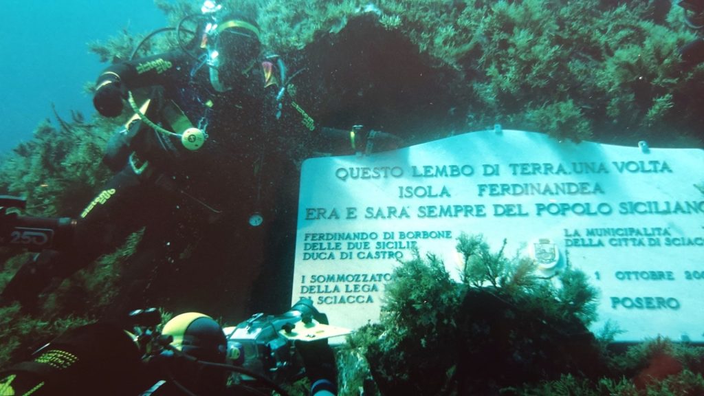 isola ferdinandea lapide
