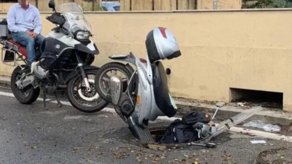 scooter dentro tombino a palermo