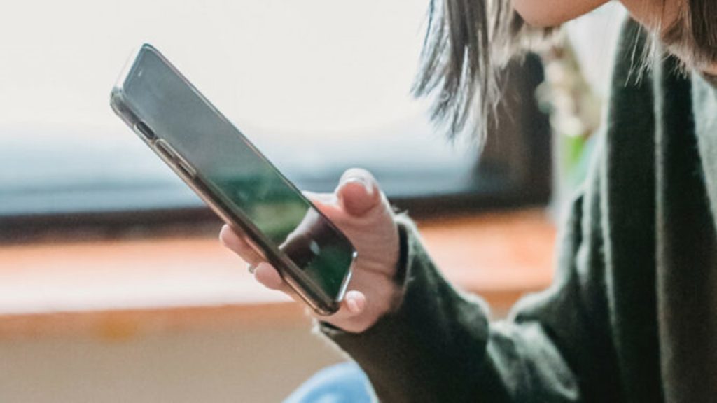 chat-smartphone-690x362