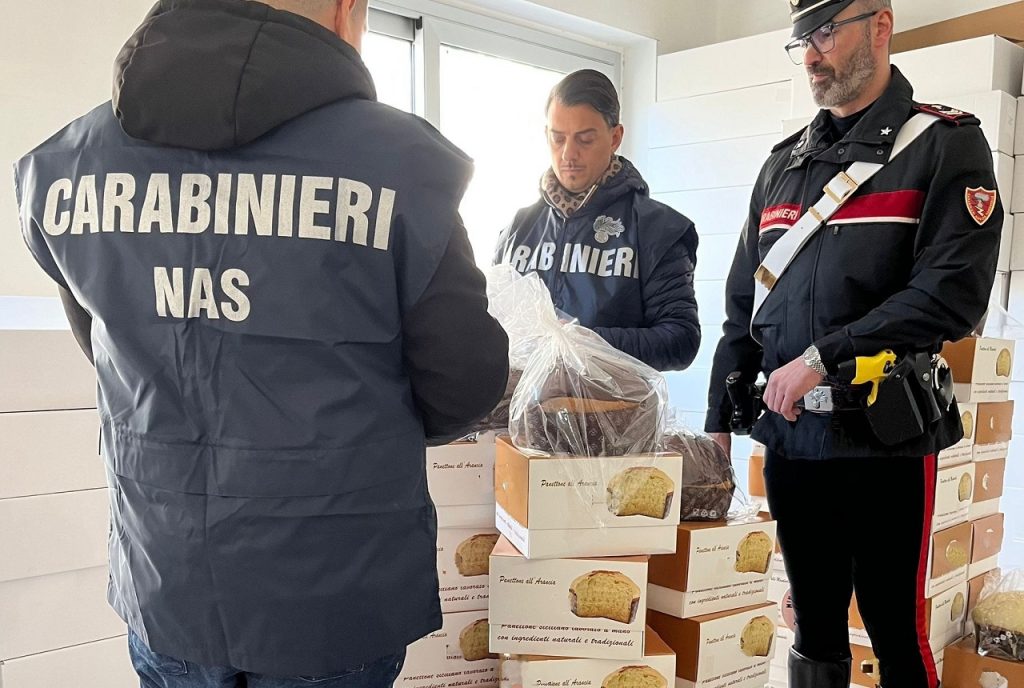 Panettoni scaduti Palermo sequestrati Nas Carabinieri