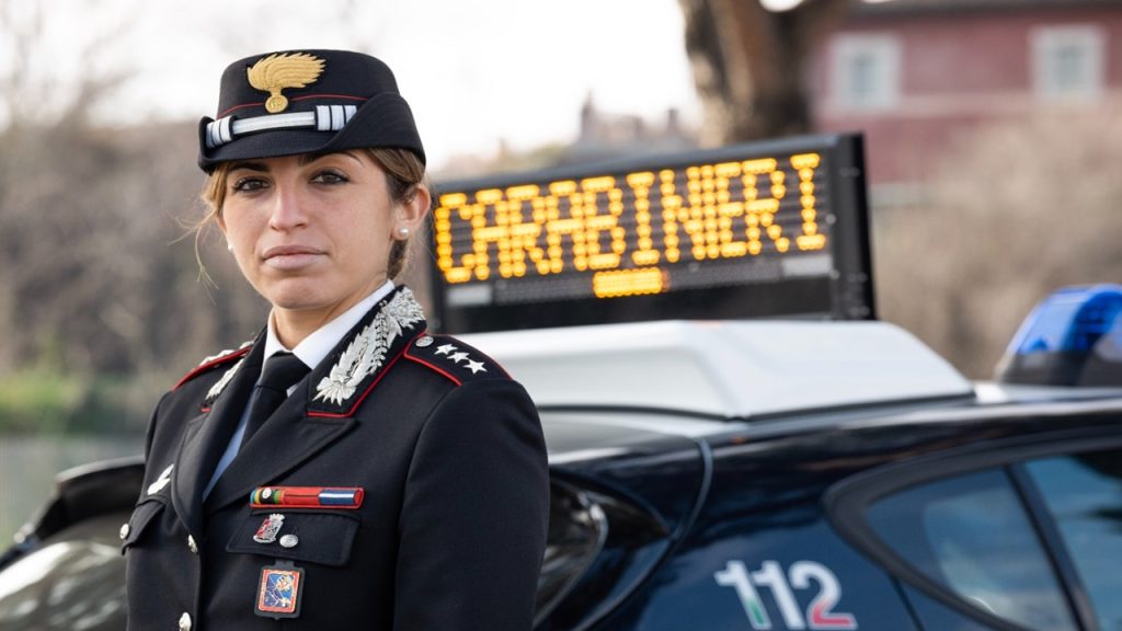 carabiniere davanti auto ufficiale