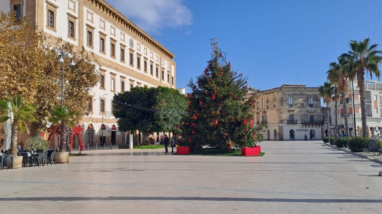 piazza albero natale e municipio 2024