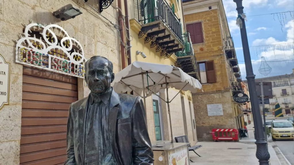 La statua di Leonardo Sciascia sotto i balconi del Circolo Unione
