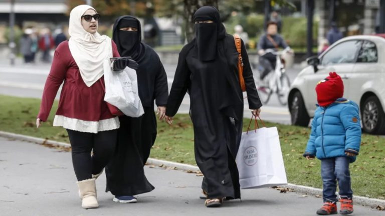 burqa in strada