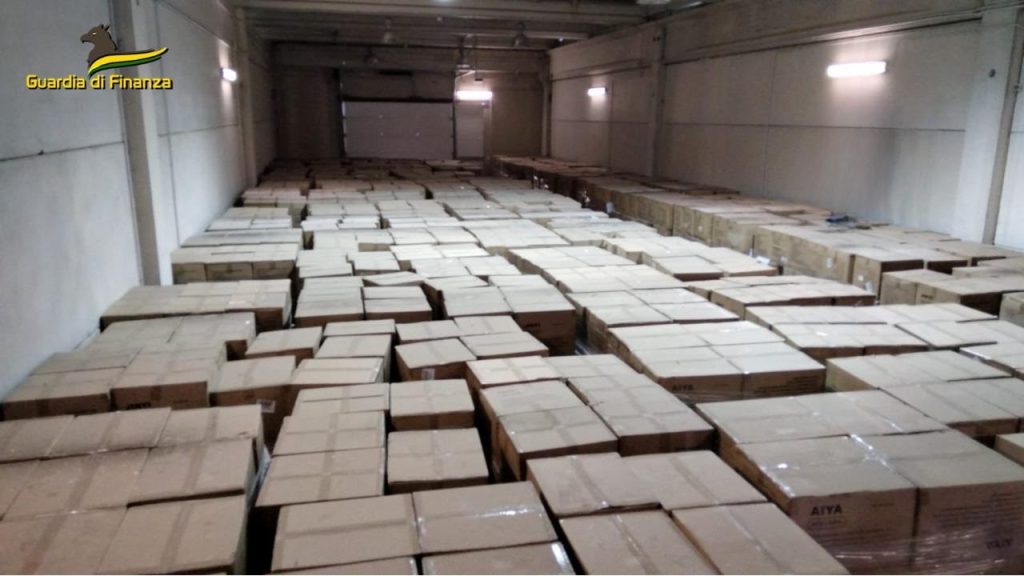 Guardia Finanza sequestro mascherine Covid