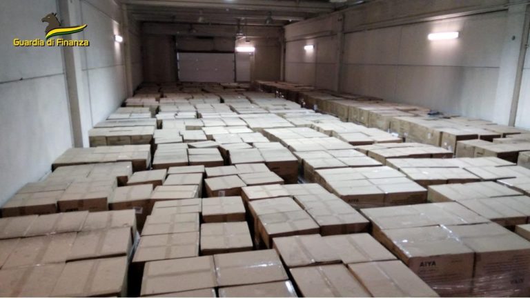 Guardia Finanza sequestro mascherine Covid