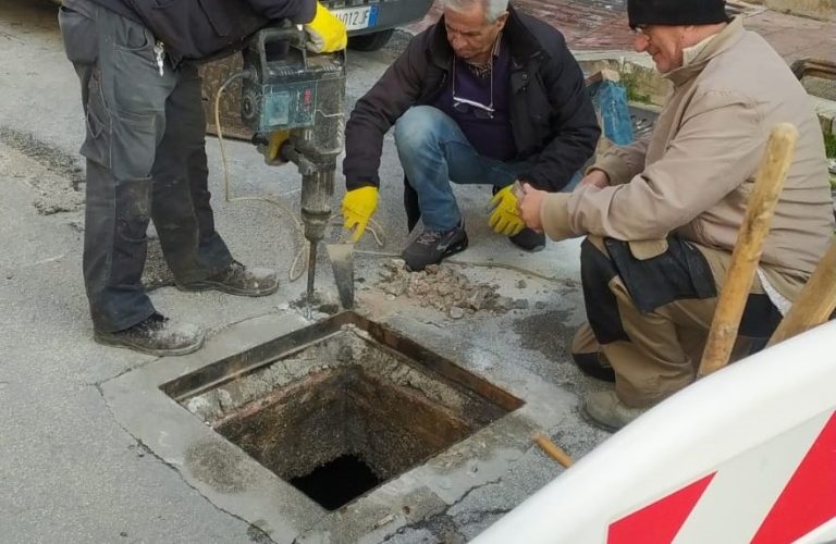 sistemazione pozzetti strade urbane