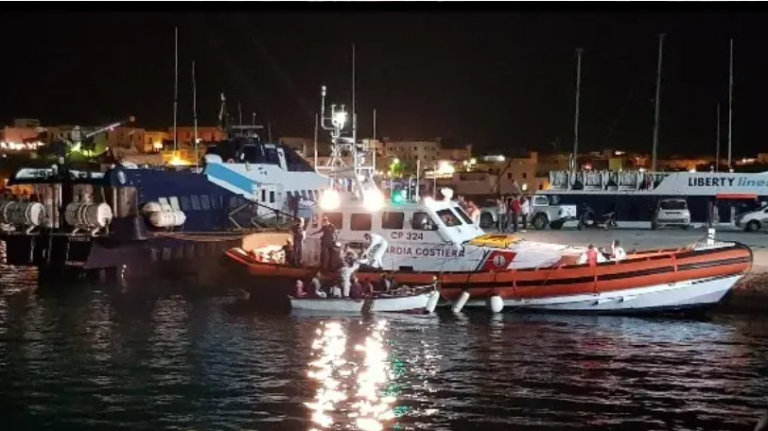 barchino lampedusa migranti 2025