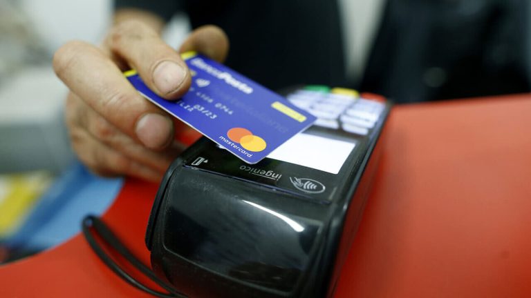 bancomat pos carte credito lapresse archivio-2