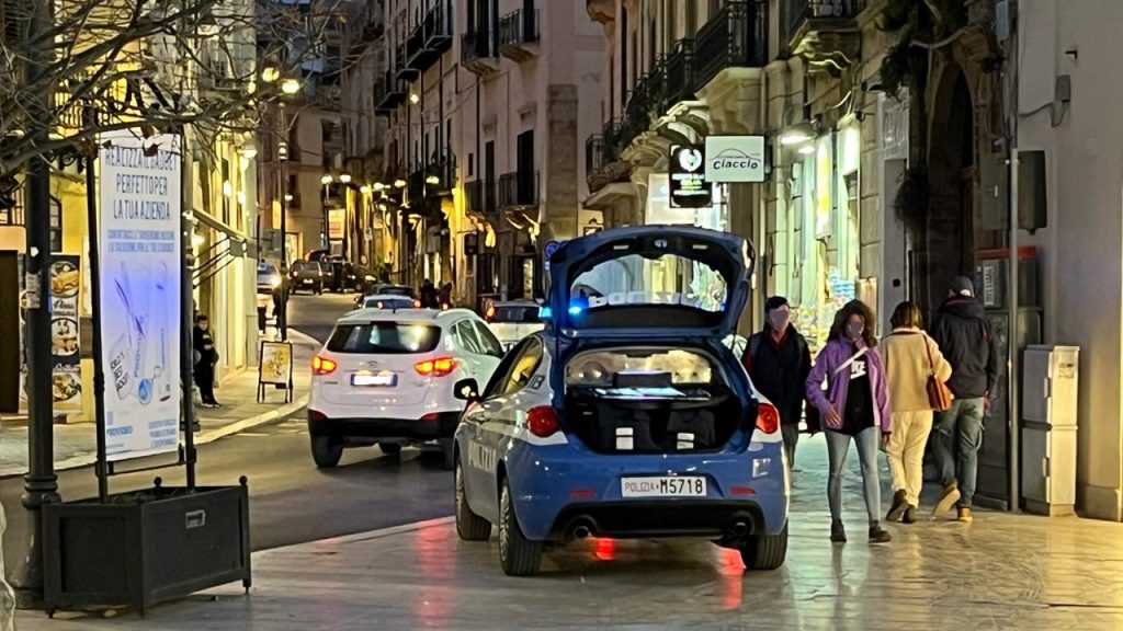 polizia piazza scandaliato 2025