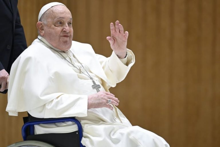 papa francesco carrozzina 2025
