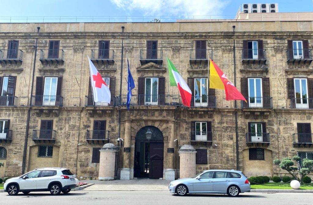 Bandiera croce rossa palazzo d'orleans 2025