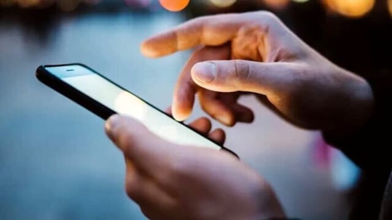 cellulare in mano