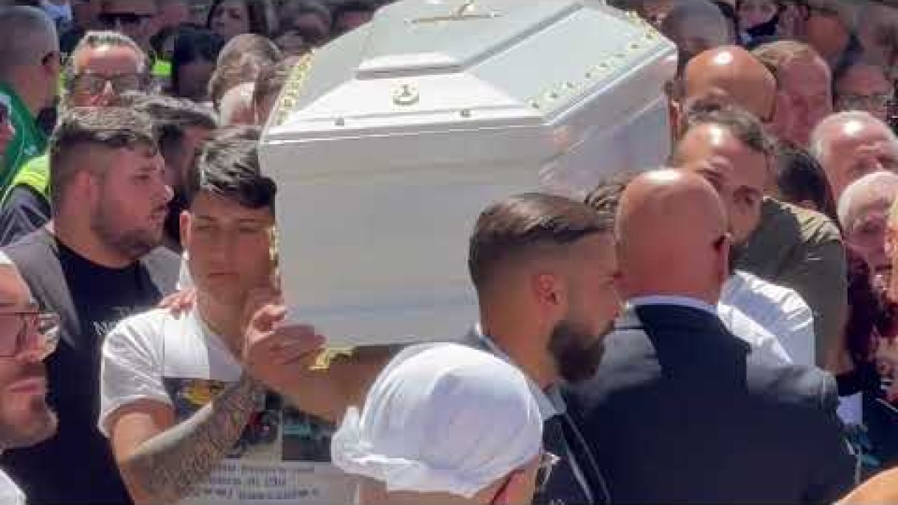 A Monreale migliaia di persone ai funerali di Andrea, Salvo e Massimo: «Per loro piange tutta l’Italia»