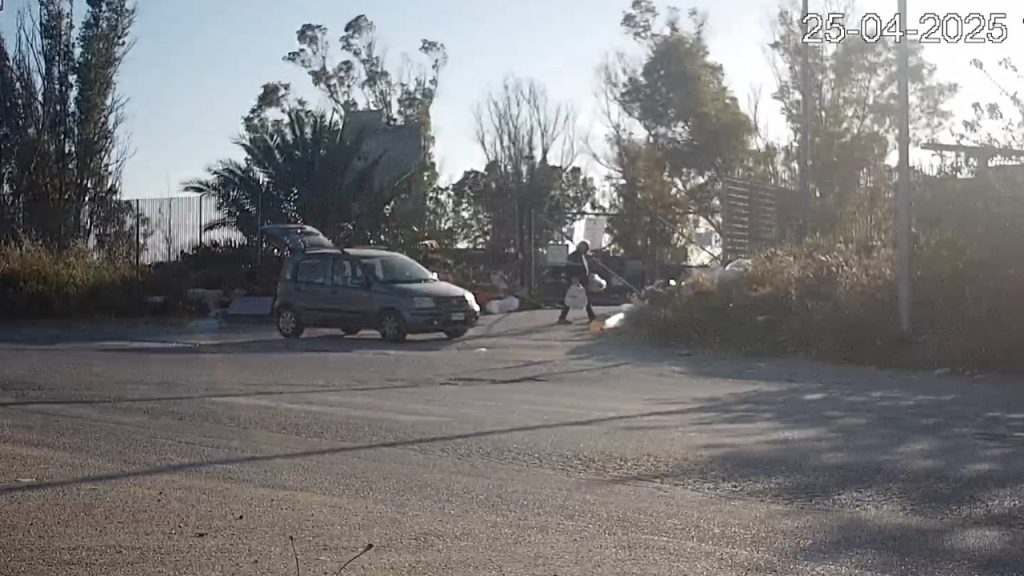 isola ecologica incivili auto 2025