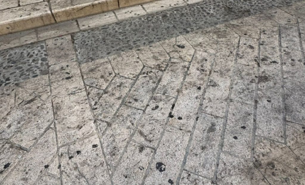 Via Roma spoprca e macchiata