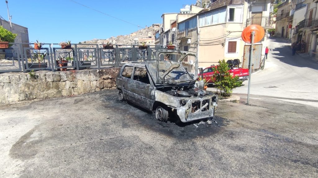 incendio auto caltabellotta 2025