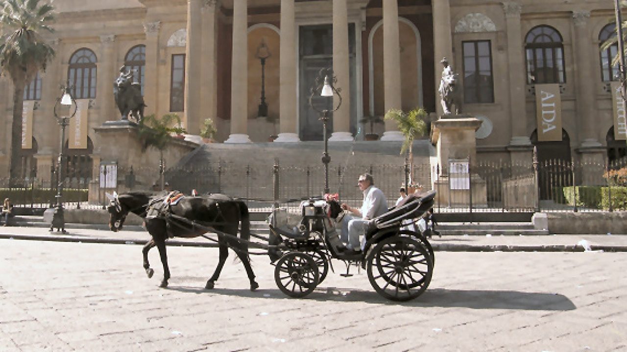 “Basta sofferenze: in Sicilia addio alle carrozze a cavalli, arriva la svolta elettrica”