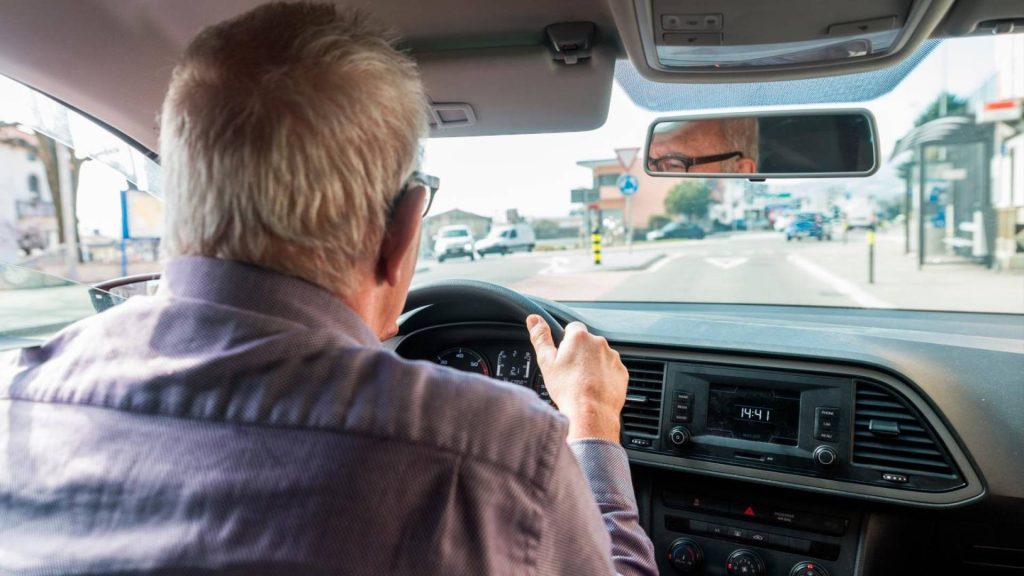 anziano alla guida