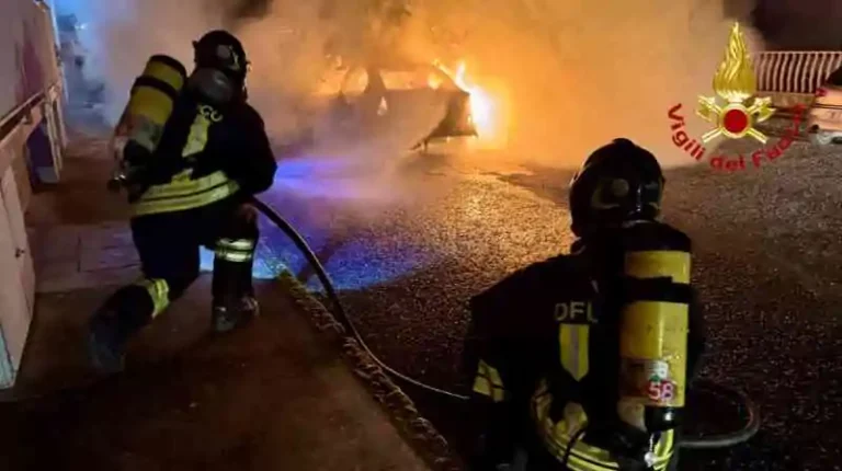 incendio auto generica vigili del fuoco