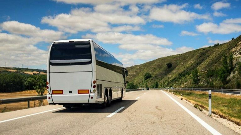 bus su strada