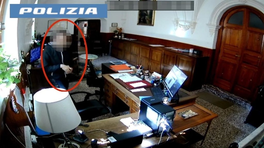 furto chiesa polizia 2025