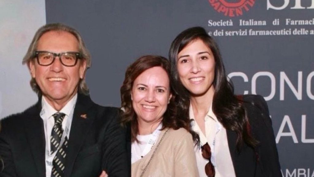 In ordine da sn il dottore Maurizio Pastorello direttore del dipartimento Farmaceutico, la dottoressa Iosè Ruvolo e la dottoressa Adriana tardibuono