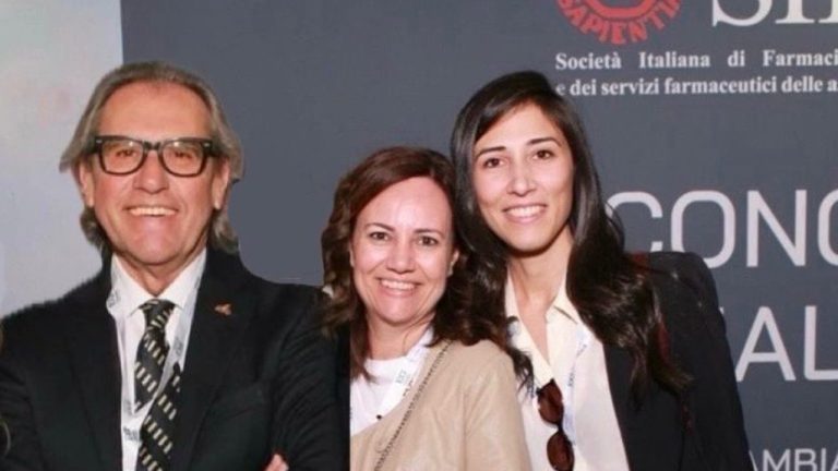 In ordine da sn il dottore Maurizio Pastorello direttore del dipartimento Farmaceutico, la dottoressa Iosè Ruvolo e la dottoressa Adriana tardibuono