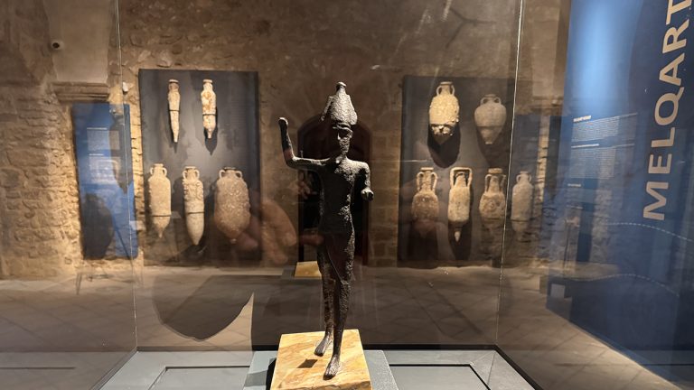 Melqart con sfondo anfore