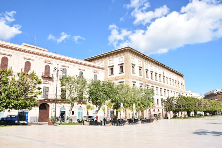 Piazza scandaliato con municipio