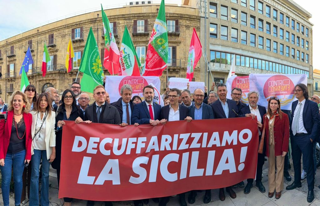 Sit - in opposizioni con cartello decuffarizziamo la Sicilia