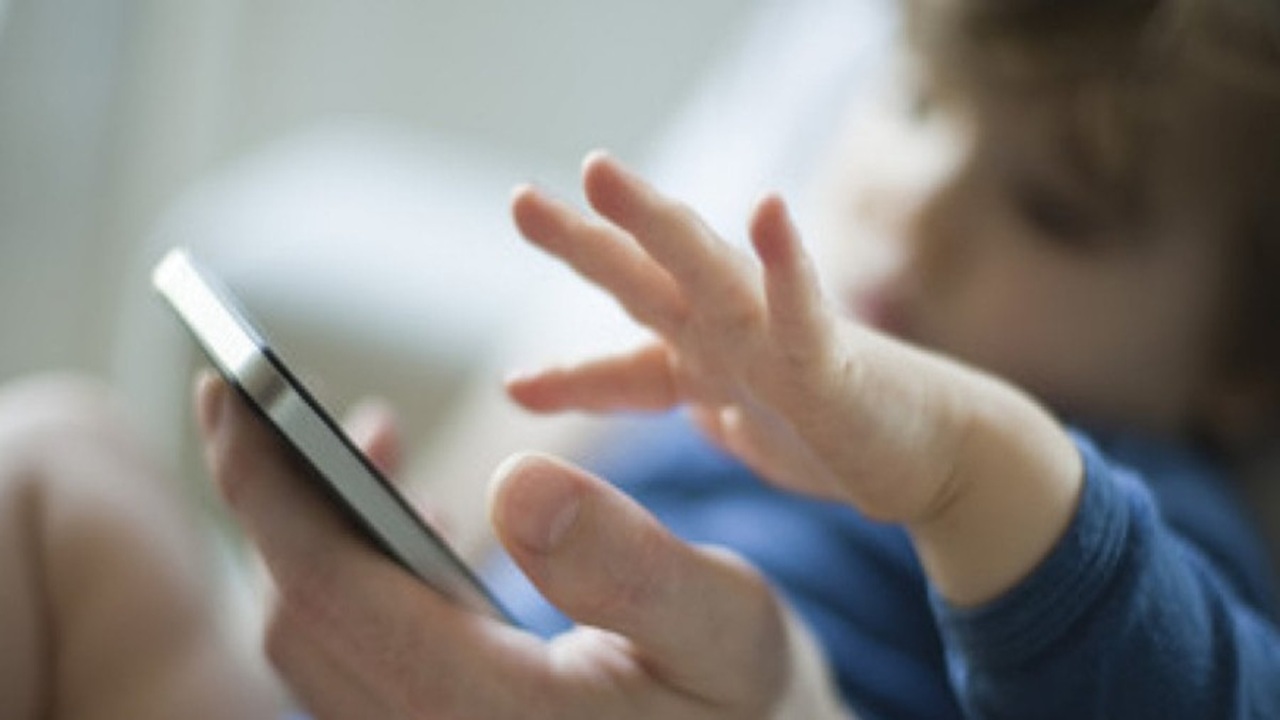 Esperti dettano nuove regole: evitare l’accesso non supervisionato a Internet prima dei 13 anni