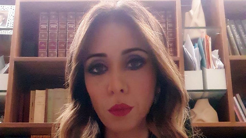 Danila Nobile davanti libreria