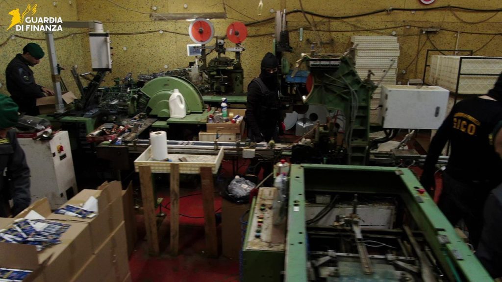 Guardia Finanza stabilimento clandestino sigarette