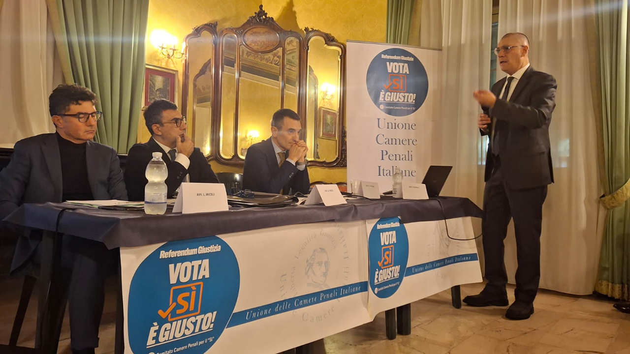 Sala piena al circolo Garibaldi per ascoltare le ragioni del “si” al referendum sulla separazione...