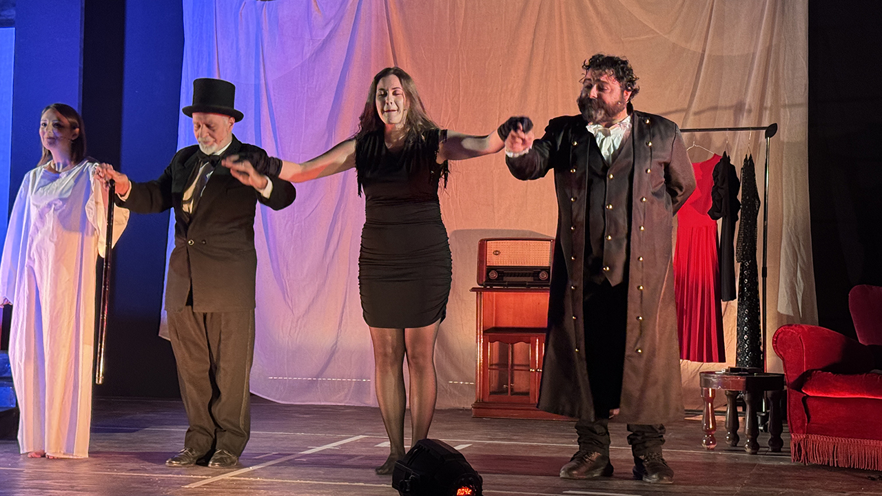 Sala piena di pubblico attento alla rappresentazione de “L’ultima bolgia”. Un lavoro teatrale che esce...